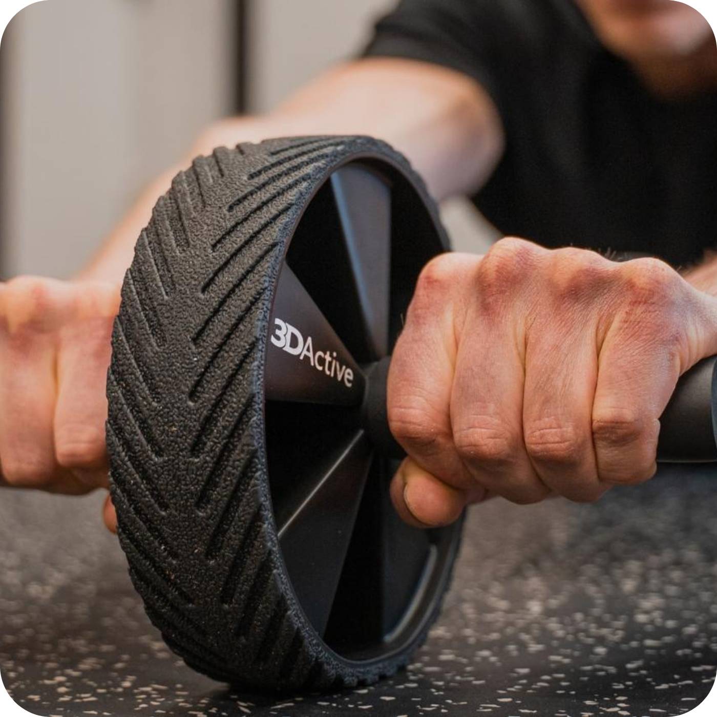 man using a 3dactive ab roller wheel in the gym