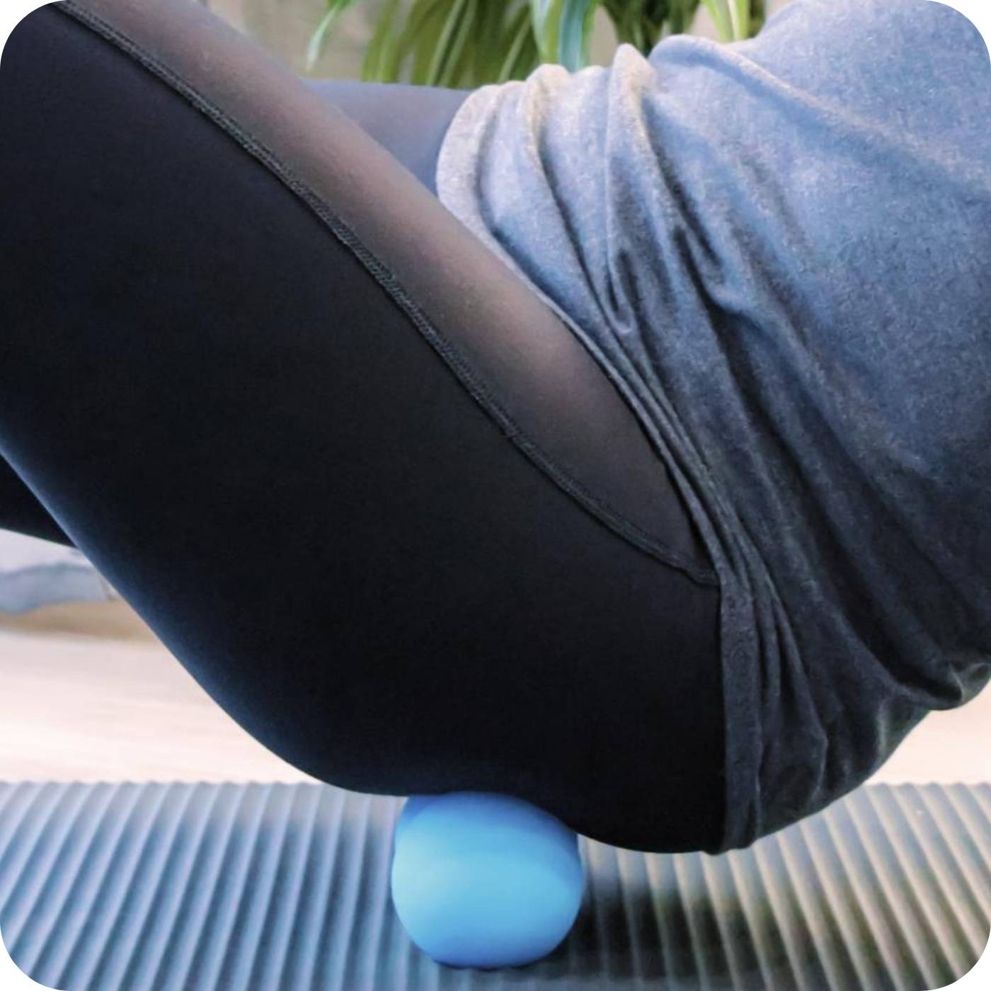 woman massaging her glutes with her 3dactive peanut ball massager
