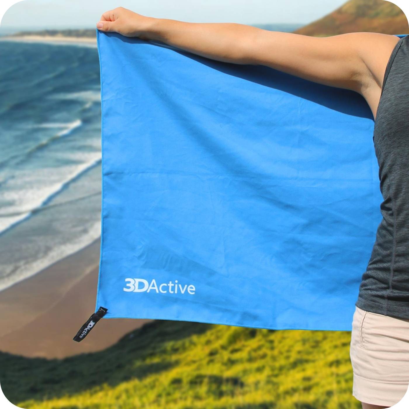 woman using her 3dactive microfiber towel at the beach