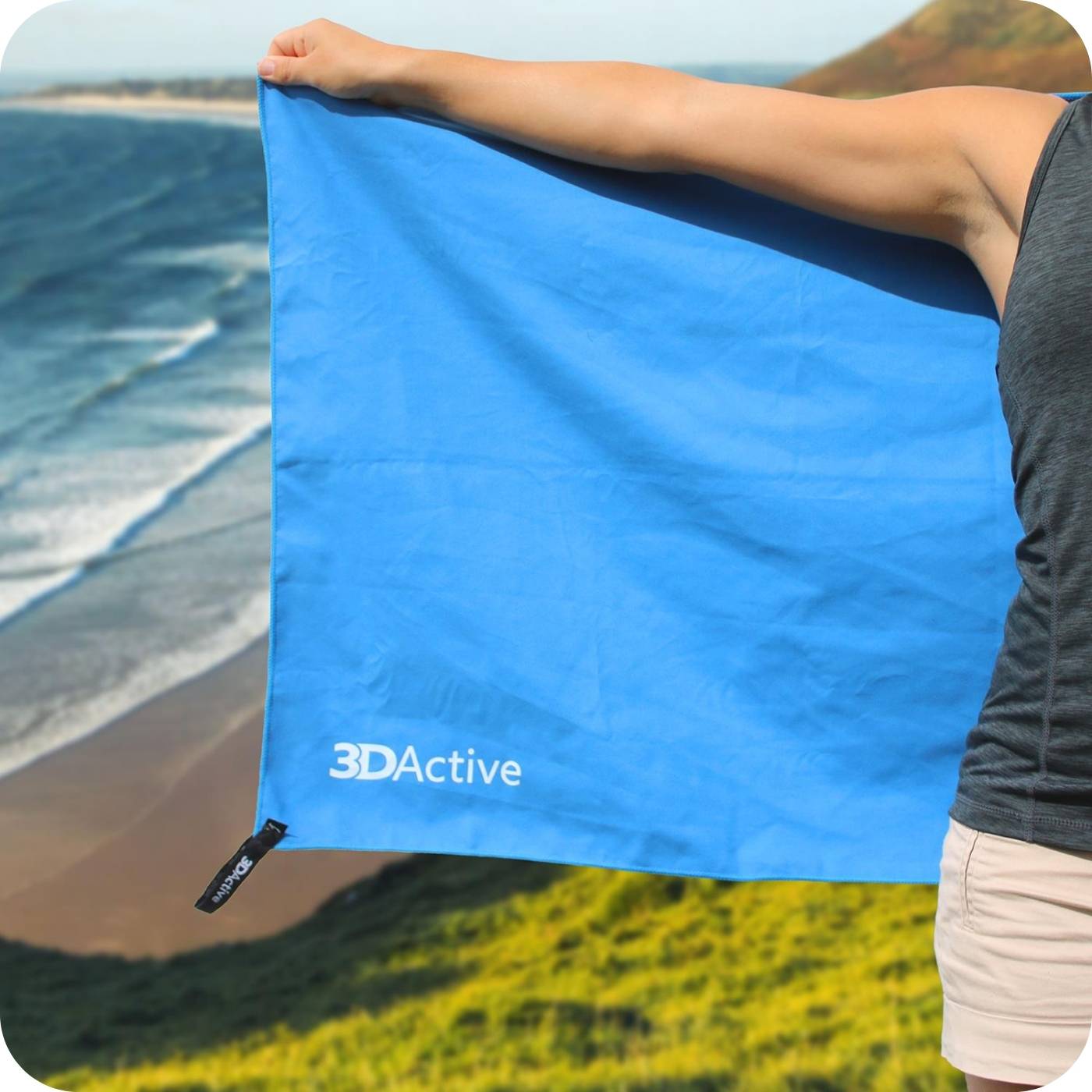 woman using her 3dactive microfiber towel at the beach 
